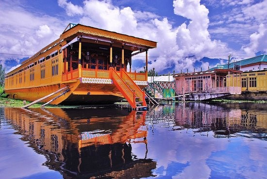 Dal-Lake Houseboat View